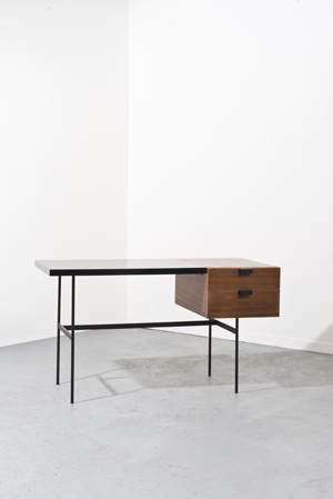 Pierre PAULIN - Bureau modèle «CM141», caisson en bois à deux tiroirs en partie droite, plateau en bois laqué noir en partie gauche, piètement en métal laqué noir. Édition Thonet. Hauteur : 73 cm, Longueur : 129 cm, Profondeur : 61 cm.